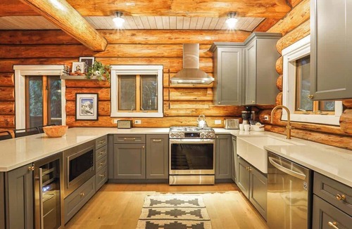 Glacier House | Snowline Luxury | Hot Tub, Pool & 3 Kings