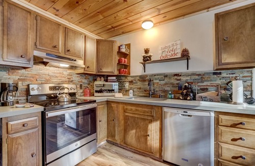 Pioneer Trail Cabin | Snuggle up at the Cozy Bear Cabin!