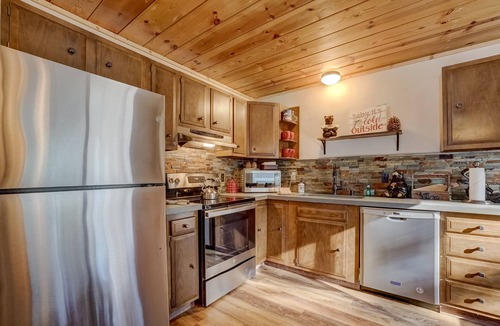 Pioneer Trail Cabin | Snuggle up at the Cozy Bear Cabin!