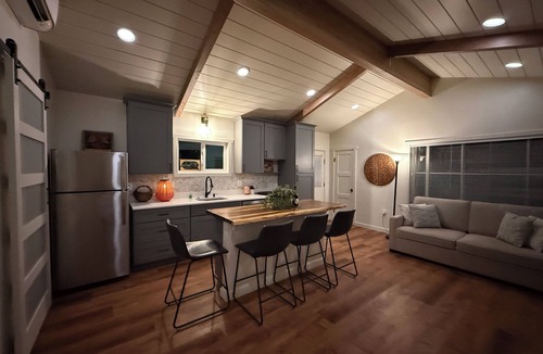 West Sedona Cottage | Solara Vortex beautiful retreat Fireplace WiFi Smart TV