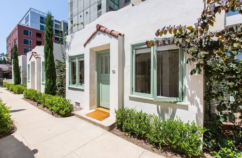 Downtown San Diego Apartment | Sonder The Bungalows | Queen Murphy Studio Apartment