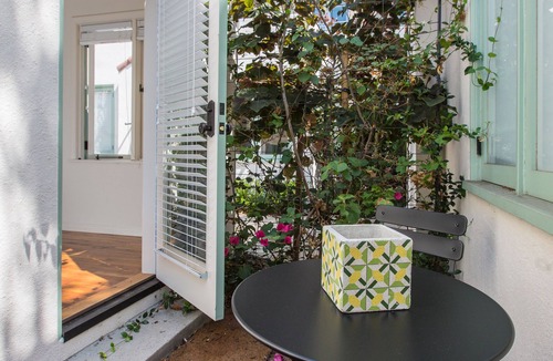 Downtown San Diego Apartment | Sonder The Bungalows | Queen Murphy Studio Apartment