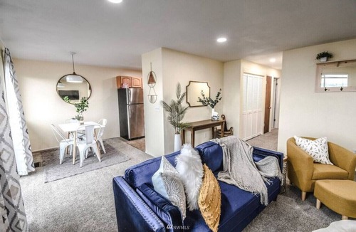 Bremerton Villa | Sound View Stay-2 BR Duplex Unit w/Water Views