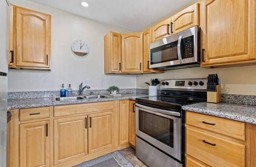 Bremerton Villa | Sound View Stay-2 BR Duplex Unit w/Water Views