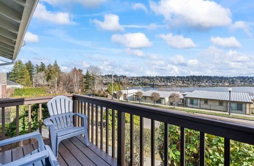 Bremerton Villa | Sound View Stay-2 BR Duplex Unit w/Water Views