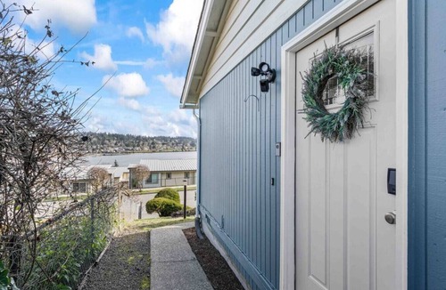 Bremerton Villa | Sound View Stay-2 BR Duplex Unit w/Water Views