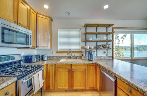 Lakebay House | South-Facing Herron Island Retreat w/Sound Views!