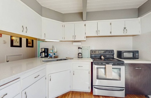 Tahoe Paradise Cabin | South Lake Tahoe House with Hot Tub - Close to Skiing, Walk to Dining