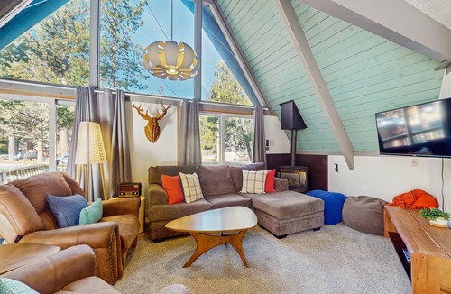 Tahoe Paradise Cabin | South Lake Tahoe House with Hot Tub - Close to Skiing, Walk to Dining