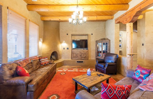 Alamedan Valley House | Southwestern Adobe Retreat 2.6 miles from Balloon Fiesta