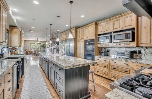 Bluffdale House | Spacious 10-bedroom Luxury Home with Fitness and Game room in charming Bluffdale