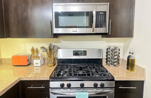 Downtown Apartment | Spacious 2 BD/2BA w/2 King Beds! Walk to Pier & Beach apartment w/AC