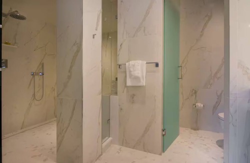 Downtown Portland Hotel | Spacious 2-Queen Penthouse Suite – Top Floor Stay w/City Views