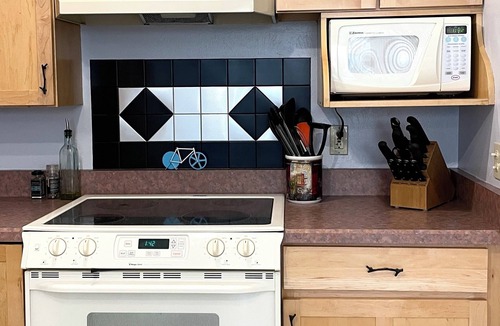 Old North Boulder House | Spacious 2BR/2BA Boulder Retreat Walk to Pearl Street, Trails & More!