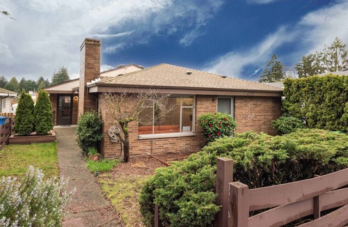 Cedar Heights House | Spacious 2BR Home, Near UW, Parks & Station