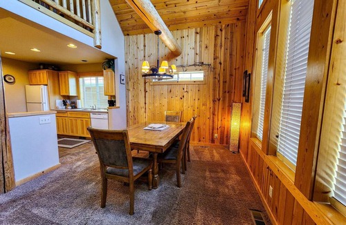 Redmond Apartment | Spacious 3BR Chalet | Golf. Pools. Free Parking