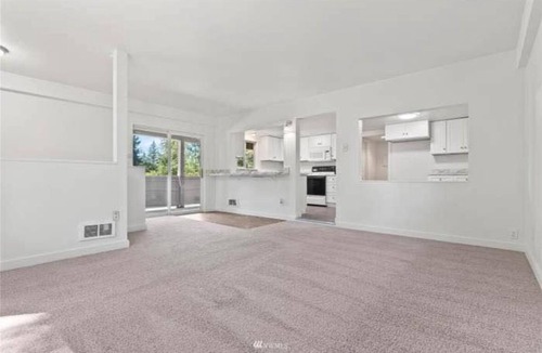McKenna House | Spacious 4-bedroom house in delightful Roy with WiFi