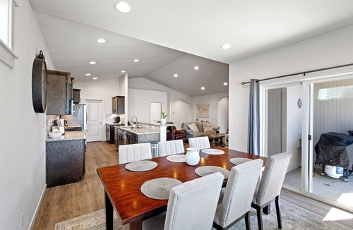 Thurston House | Spacious 4BR - King Suite -Minutes to Autzen, UofO and Hayward Field -Sleeps 7+