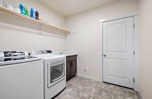 Thurston House | Spacious 4BR - King Suite -Minutes to Autzen, UofO and Hayward Field -Sleeps 7+