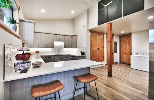 Kamas Cabin | Spacious 5-bedroom lodge in fabulous Kamas with WiFi, AC