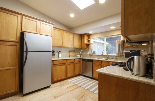 Rio Nido House | Spacious 5BR 5BA Retreat Hot Tub Near river access and pool