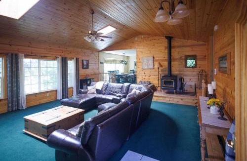 Sierra Village House | Spacious 5BR Mountain Home in Peaceful Mi-Wuk