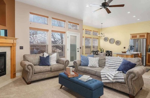 Layton House | Spacious 5BR Retreat with Game Room, PS5 & Garage