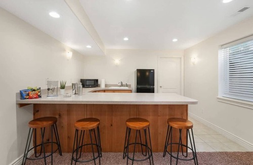 Layton House | Spacious 5BR Retreat with Game Room, PS5 & Garage