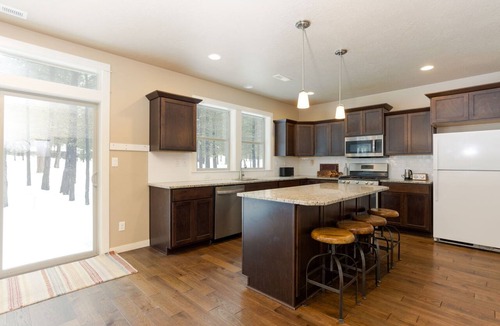 Black Butte Ranch Cabin | Spacious 6-bed allergy-friendly home with AC - Walk to Glaze Meadow Rec Center