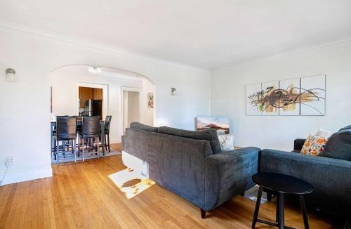 Stevens House | Spacious 6B6B duplex in Seattle