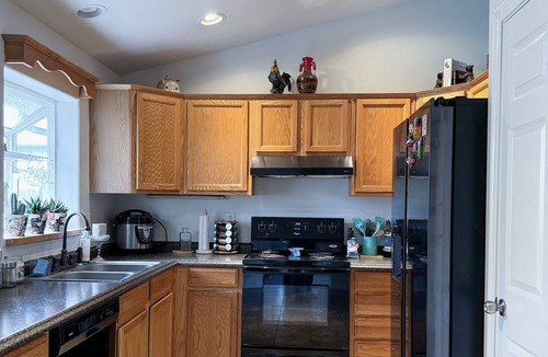 Springfield House | Spacious bedroom with private bathroom