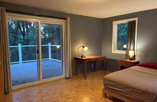 Western House | Spacious Bright Bedroom with Queen Bed