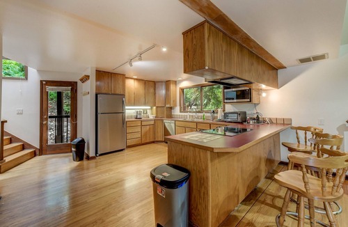 Cedar Heights House | Spacious Cabin with Hot Tub, Sauna, AC, Loft, King bed, Free Parking