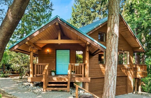 Cedar Heights House | Spacious Cabin with Hot Tub, Sauna, AC, Loft, King bed, Free Parking