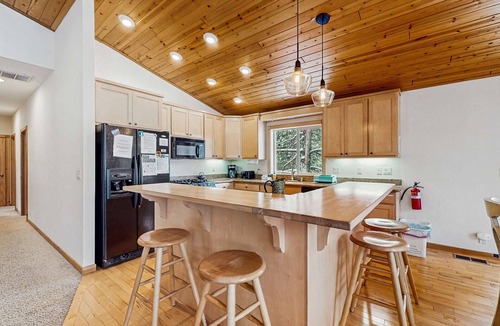 Truckee House | Spacious cabin with shared pools & hot tubs - near skiing, hiking & biking