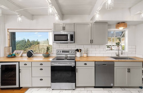 Neskowin House | Spacious Coastal Retreat Hot Tub Ocean View 3 King Bedrooms