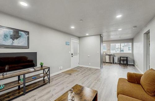 Florence House | Spacious condo close to the river with WiFi streaming washer&dryer