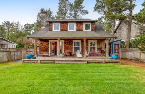 Gearhart House | Spacious Cottage with Enclosed Yard - Walk to the Beach Weddings Welcome