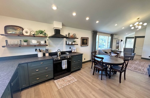 Clatskanie Apartment | Spacious Guesthouse 2BR - Easy walk to Downtown