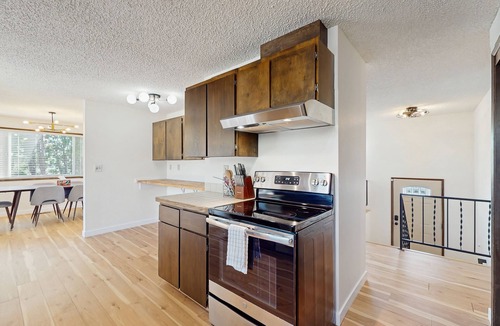 East Wenatchee House | Spacious home w/game room, private hot tub, mountain views, & bbq grill