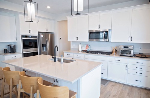American Fork House | Spacious house, sleeps 11, in beautiful American Fork with fireplace, and arcade