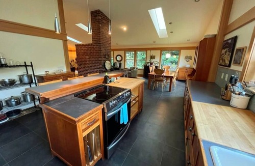 Port Orford House | Spacious HS w/Sauna-Game RM-Wifi-Basket Ball Walk to Beach! Gated- Private!
