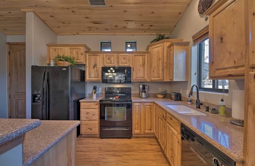 Torreon Cottage | Spacious & Lovely Getaway w/Deck in Show Low!