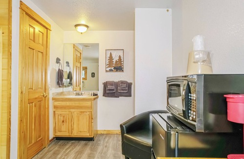 Estes Park Hotel | Spacious Lower-Level Hotel King with Views 101-107