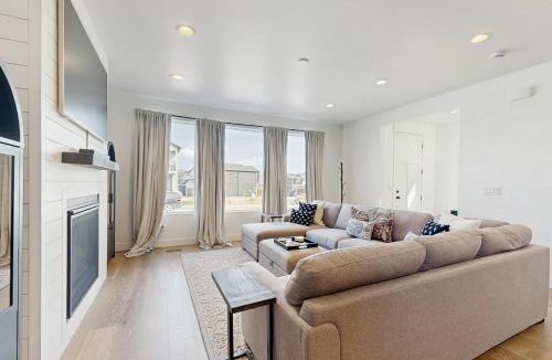 Park City House | Spacious luxury multi-level home with en-suites patio balcony & hot tub