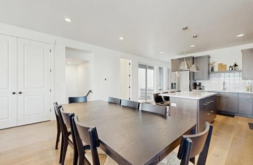 Park City House | Spacious luxury multi-level home with en-suites patio balcony & hot tub