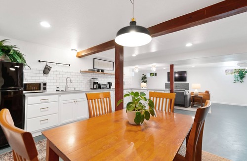 Woodstock Apartment | Spacious Mid-Century Apartment in Woodstock