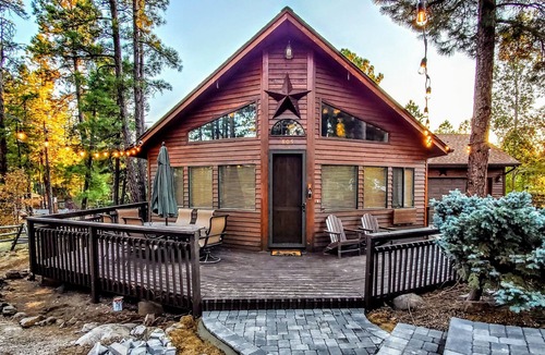 Munds Park Ski Chalet | Spacious Munds Mountain retreat under the Pines with deck and Yard!