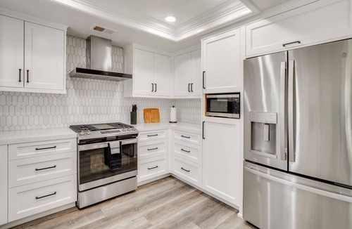 Corona House | Spacious Patio + Modern Interior: Corona Escape!