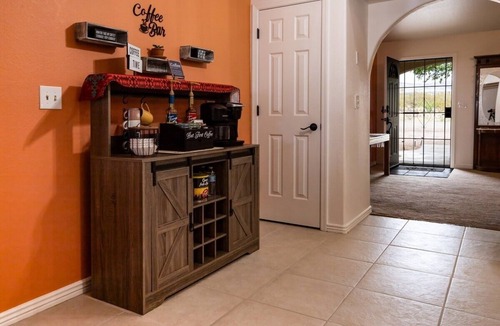 Valentine House | Spacious Route 66 retreat. Golf Course. Pet Friendly. Grand Canyon and Vegas.